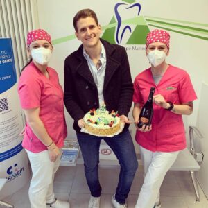 Dottor Matteo Coppe ed infermiere festeggiamenti 3 anni apertura studio